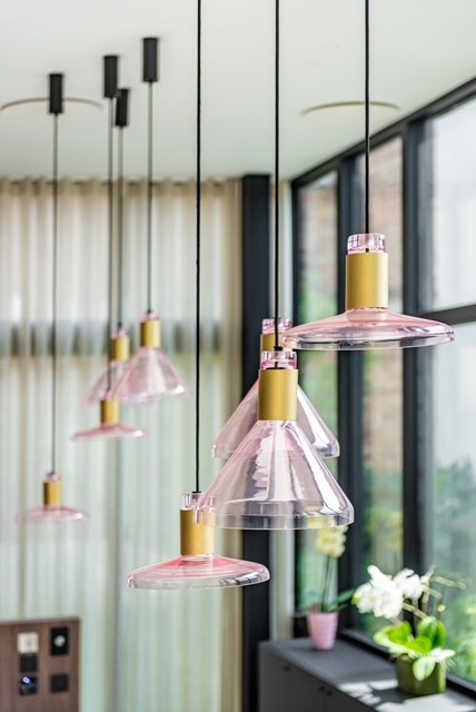 Sfeerbeeld met roze designverlichting in de praktijk